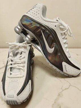 Nike Shox R4 Women White Iridescent size 8 Like New no tags or box